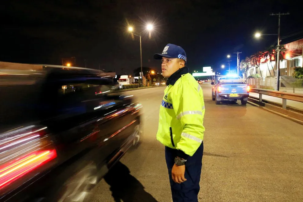 Fotografía de archivo, un integrante de la Policía de Ecuador al custodiar una avenida, durante un toque de queda, en Guayaquil. Foto: EFE