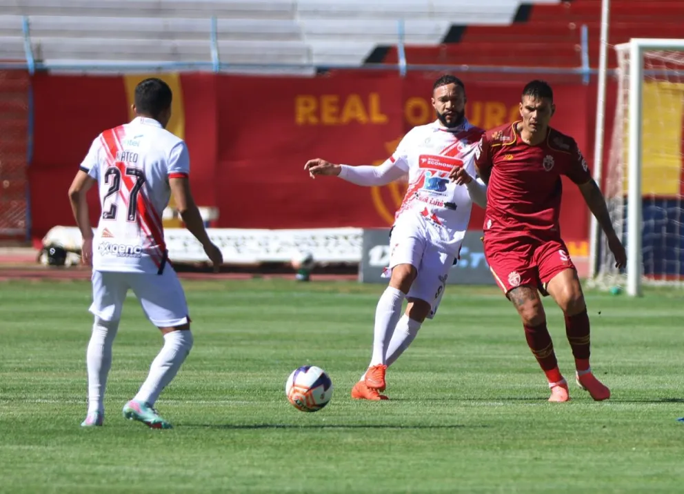 Incidencia entre Real Oruro (de rojo) y Nacional. Foto: APG.